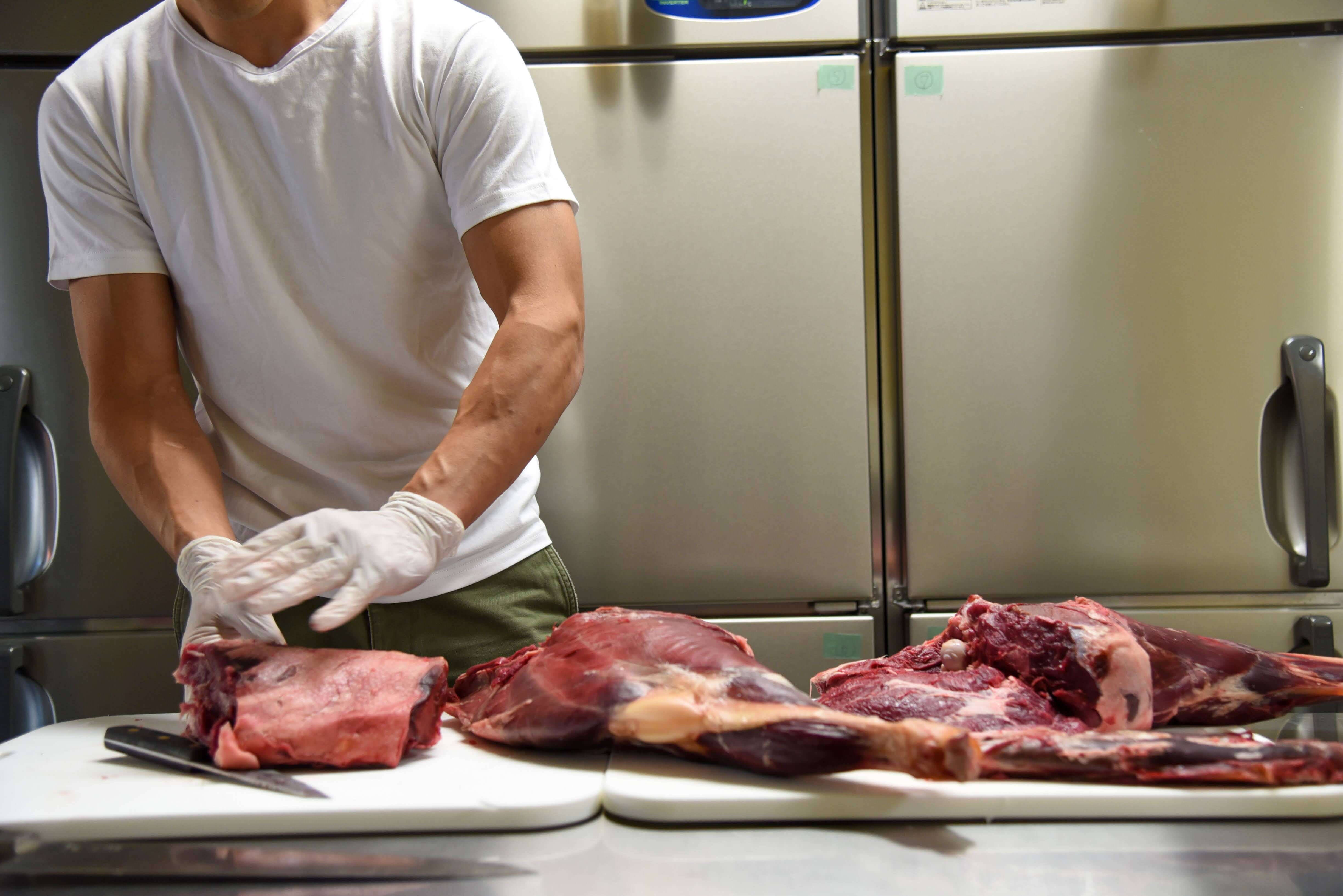 野生の肉から作られる、食べたら「身体みなぎるソーセージ」