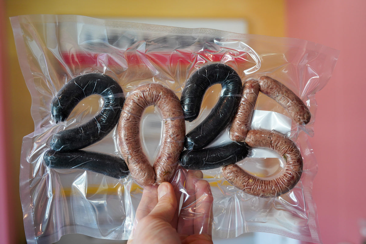 ソーセージで2025を表現した真空パック
